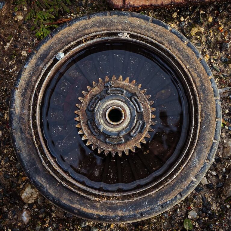 Une roue crantée pleine d'eau